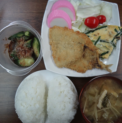 株式会社日食　今日のお昼ごはん　ごはん　味噌汁　アジフライ　オムレツ　サラダ　自家製ヌカ漬け