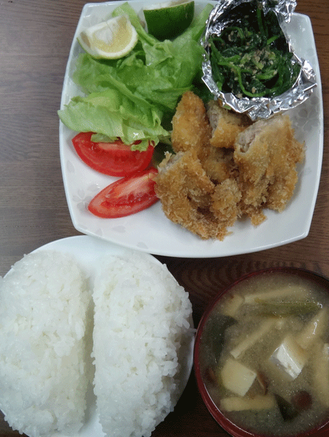 株式会社日食　今日のお昼ごはん　ごはん　味噌汁　豚のミルフィーユカツ　ほうれん草の胡麻和え　サラダ