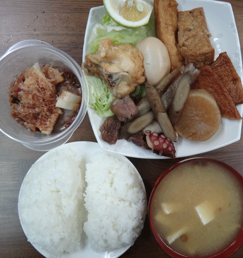 株式会社日食　今日のお昼ごはん　ごはん　味噌汁　おでん　鶏の唐揚げ　自家製ヌカ漬け