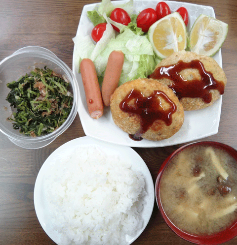 株式会社日食　今日のお昼ごはん　ごはん　味噌汁　手作りコロッケ　ウインナー　サラダ　かぼす　大根葉の漬物