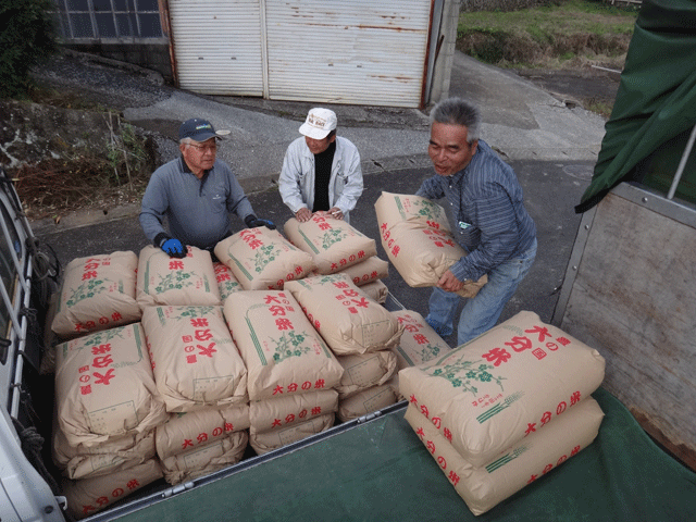 株式会社日食　米積み　担ぎ上げ　２５年産　新米ヒノヒカリ　大分県杵築市山香町　山香有機の会