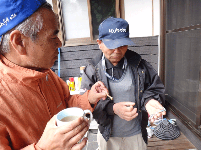 株式会社日食　米積み　担ぎ上げ　２５年産　新米ヒノヒカリ　大分県杵築市山香町　山香有機の会　牧野三男さん　佐藤寿さん