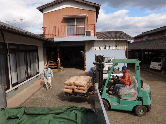 株式会社日食　米積み　２５年産　新米ヒノヒカリ　大分県杵築市山香町　山香有機の会　小屋健一さん