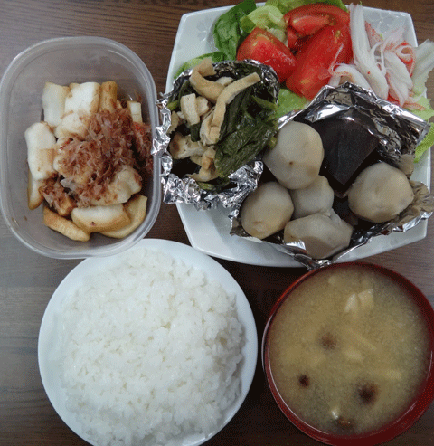 株式会社日食　今日のお昼ごはん　ごはん　味噌汁　里芋の煮物　青菜と油揚げの煮びたし　トマト　サラダ　自家製ヌカ漬け