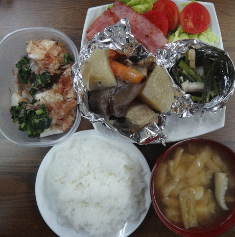 株式会社日食　今日のお昼ごはん　ごはん　味噌汁　ポトフ　青菜と油揚げの煮びたし　ベーコン　トマト　自家製ヌカ漬け