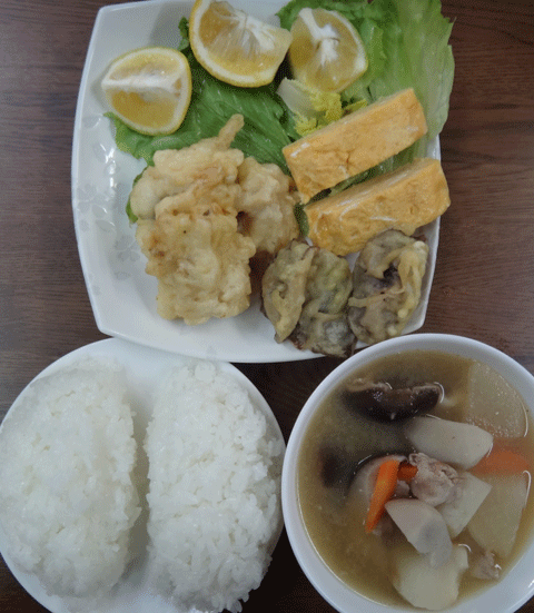 株式会社日食　今日のお昼ごはん　ごはん　味噌汁　天ぷら　鱧　椎茸　玉子焼き　サラダ　カボス