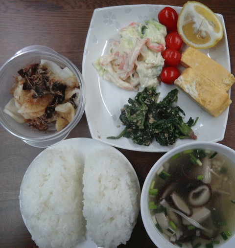 株式会社日食　今日のお昼ごはん　ごはん　ゆで豚スープ　ほうれん草の胡麻和え　トマト　コールスローサラダ　大根の漬物