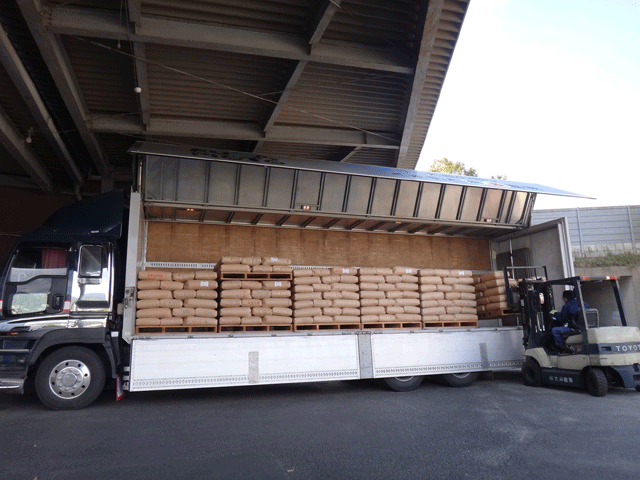 株式会社日食　米積み　大型トラック　㈲丸喜運送