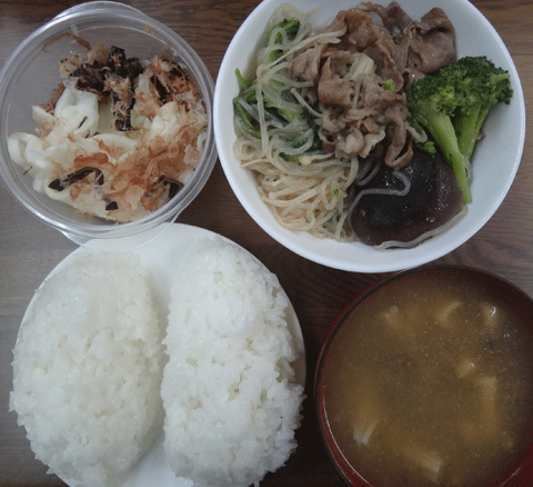 株式会社日食　今日のお昼ごはん　ごはん　味噌汁　飛騨牛のすき焼き　自家製大根の漬物