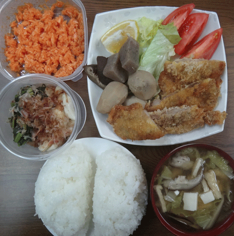 株式会社日食　今日のお昼ごはん　ごはん　味噌汁　豚のミルフィーユカツ　里芋の煮物　サラダ　トマト　自家製大根の漬物　なごみ名物 　鮭明太