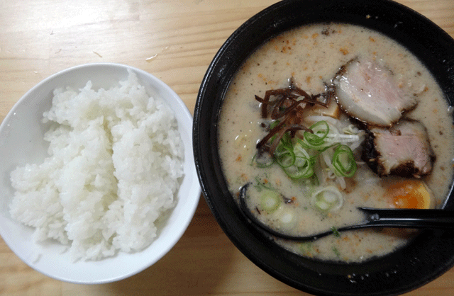 株式会社日食　今日のお昼ごはん　くねくねラーメン　恐竜店　岐阜県養老郡養老町　しおとんこつラーメン　ライス