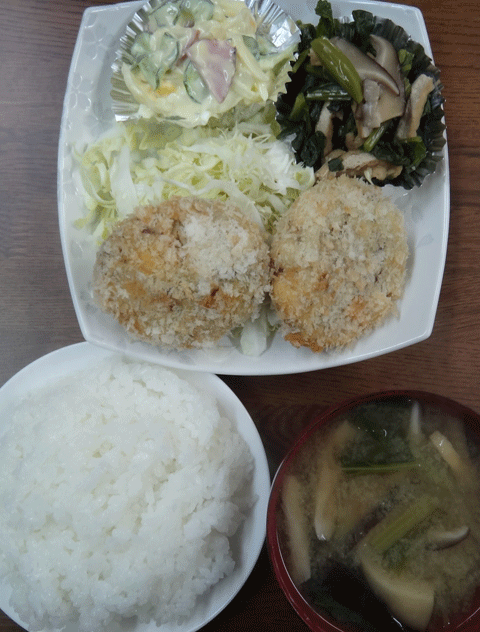 株式会社日食　今日のお昼ごはん　ごはん　味噌汁　手作りコロッケ　椎茸と青菜の煮もの　サラダ