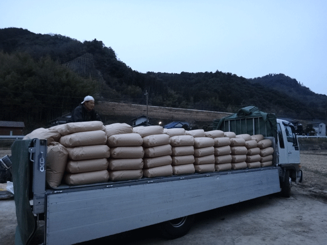 株式会社日食　生産農場ライスセンター　稲作屋　井上家　大分県中津市本耶馬渓町西谷　井上幸宏さん　井上国宏さん