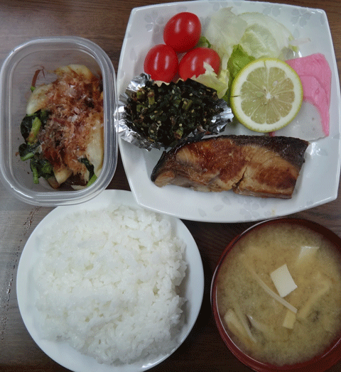 株式会社日食　今日のお昼ごはん　ごはん　味噌汁　富山県氷見の塩ブリ　大根葉の炒め物　かまぼこ　トマト　自家製かぶの漬物