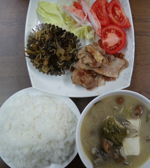 株式会社日食　今日のお昼ごはん　ごはん　味噌汁　豚の生姜焼き　高菜炒め　トマト　サラダ