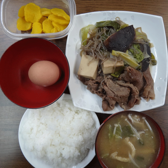 株式会社日食　今日のお昼ごはん　ごはん　味噌汁　すき焼き　たくあん