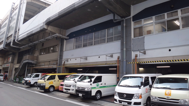 株式会社日食　ＪＲ博多駅　業者納品入口