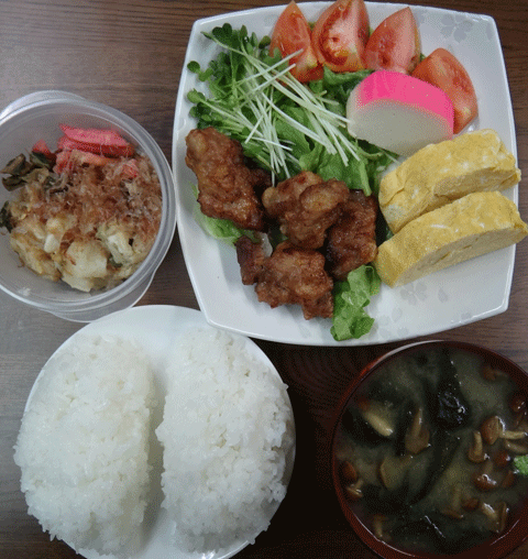 株式会社日食　今日のお昼ごはん　ごはん　味噌汁　唐揚げ　玉子焼き　サラダ　漬物