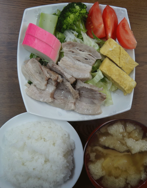 株式会社日食　今日のお昼ごはん　ごはん　味噌汁　自家製煮豚　玉子焼き　かまぼこ　サラダ