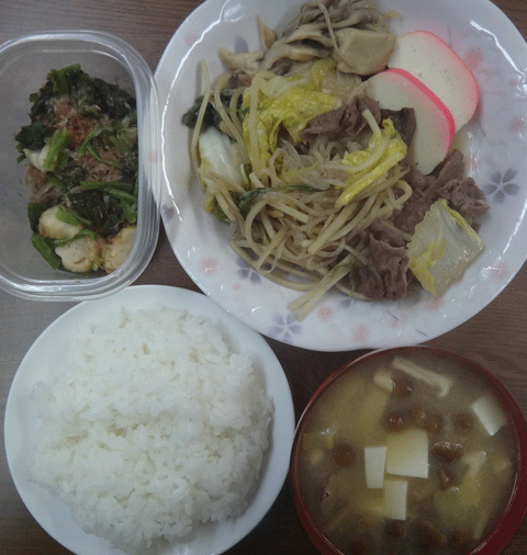 株式会社日食　今日のお昼ごはん　ごはん　味噌汁　すき焼き　自家製漬物