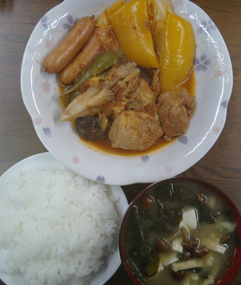 株式会社日食　今日のお昼ごはん　ごはん　味噌汁　鶏肉のトマト煮込み