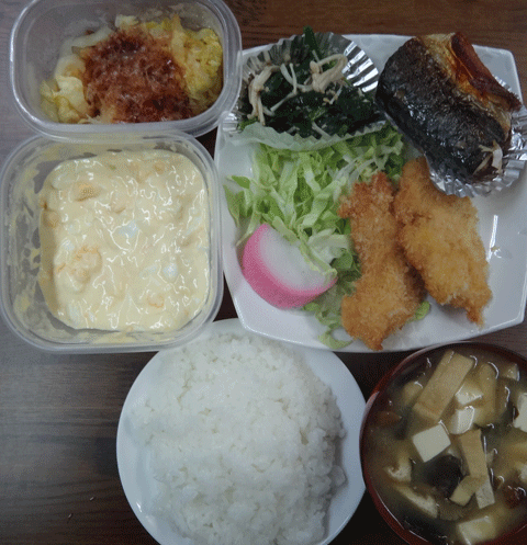 株式会社日食　今日のお昼ごはん　ごはん　味噌汁　チキンカツ　天草産サバの干物　ほうれん草の胡麻和え　サラダ　自家製漬物　白菜