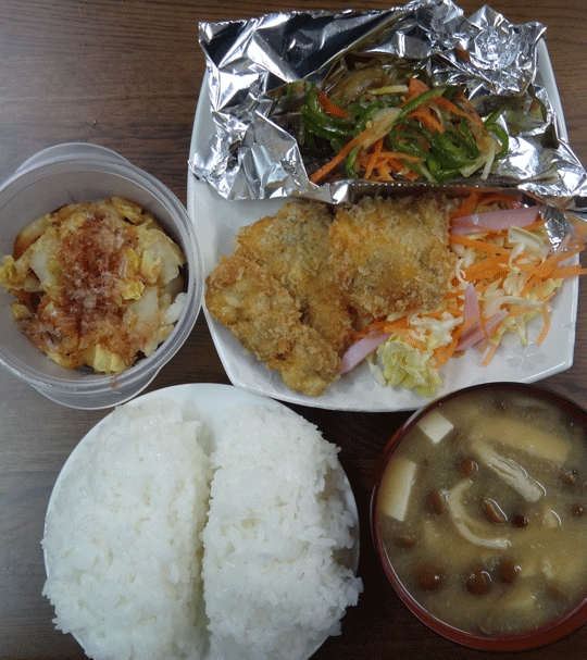 株式会社日食　今日のお昼ごはん　ごはん　味噌汁　トンカツ　サラダ　ししゃもの南蛮漬け　自家製漬物　白菜