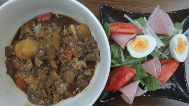 株式会社日食　今日のお昼ごはん　牛すじカレー　サラダ