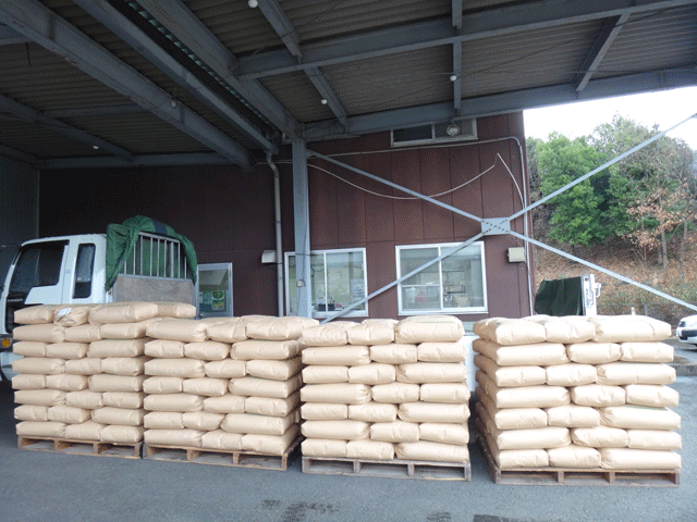 株式会社日食　生産農場ライスセンター　稲作屋　井上家　大分県中津市本耶馬渓町西谷　井上幸宏さん　井上国宏さん　産地特選米　あきさやか