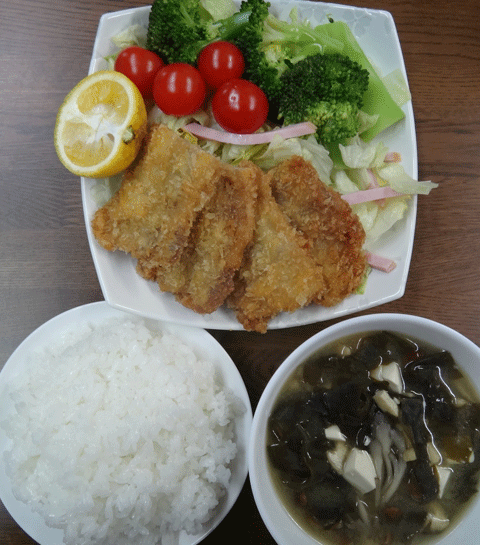 株式会社日食　今日のお昼ごはん　ごはん　味噌汁　豚のミルフイーユカツ　サラダ　ミニトマト　ブロッコリー