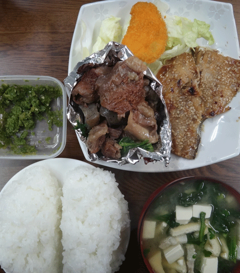 株式会社日食　今日のお昼ごはん　ごはん　味噌汁　和牛スジ肉の煮込み　天草産あじのみりん干し　エビ寄せフライ　キャベツ