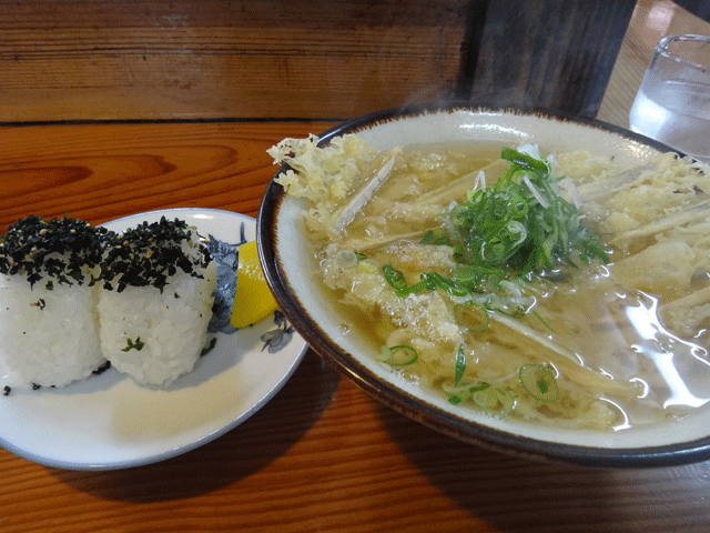 株式会社日食　今日のお昼ごはん　山口県 美祢市東厚保町　七福屋　厚保店　ごぼう天うどん　４３０円　おにぎり　１２０円