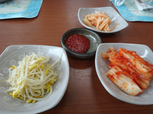 株式会社日食　食材料理研究会　韓国　釜山　チャガルチマーケット　今日のお昼ごはん　キムチ　もやしのナムル