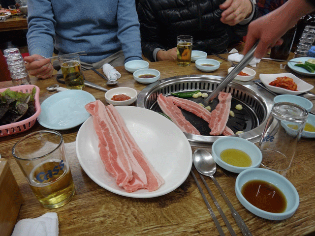 株式会社日食　食材料理研究会　韓国　釜山　夕食　天下壮士カルビ 　釜山市 中区 新倉洞 ２街　サムギョッサル(豚の三枚肉・삼겹살)