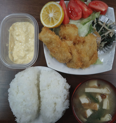 株式会社日食　今日のお昼ごはん　ごはん　味噌汁　鶏のササミカツ　ほうれん草のおひたし　トマト　レタス　自家製タルタルソース