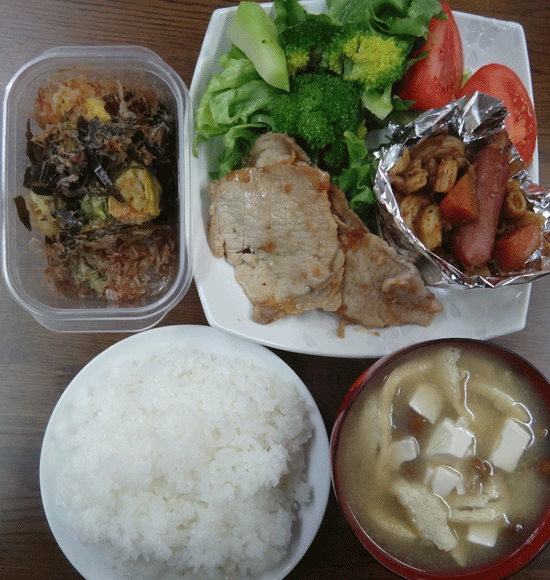 株式会社日食　今日のお昼ごはん　ごはん　味噌汁　豚の生姜焼き　ペンネのデミグラスソース　サラダ　トマト　自家製漬物　白菜