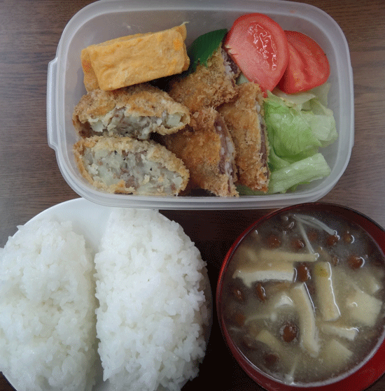 株式会社日食　今日のお昼ごはん　ごはん　味噌汁　手作りコロッケ　豚のミルフィーユカツ　玉子焼き　トマト　レタス