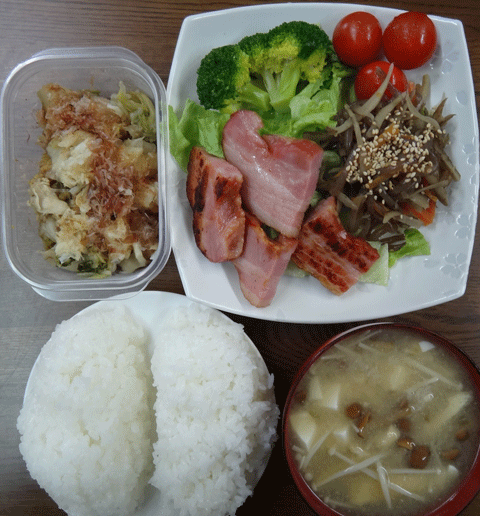 株式会社日食　今日のお昼ごはん　ごはん　味噌汁　厚切りベーコンステーキ　きんぴらごぼう　サラダ　自家製漬物　白菜