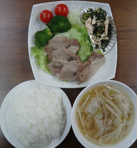 株式会社日食　今日のお昼ごはん　ごはん　煮豚の汁で餃子スープ　自家製煮豚　鶏ささみと春菊の和え物　サラダ