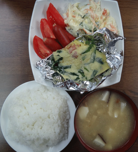 株式会社日食　今日のお昼ごはん　ごはん　味噌汁　オムレツ　ポテトサラダ　ウインナー　トマト