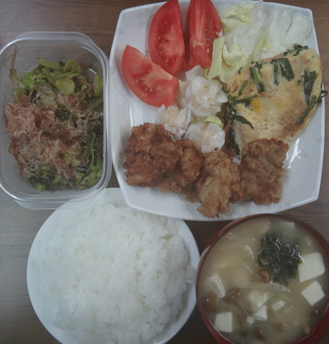 株式会社日食　今日のお昼ごはん　ごはん　味噌汁　唐揚げ　オムレツ　しゅうまい　サラダ　レタス　トマト　自家製高菜漬け