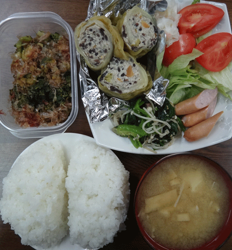 株式会社日食　今日のお昼ごはん　ごはん　味噌汁　ロールキャベツ　ウインナー　ほうれん草のおひたし　しゅうまい　レタス　トマト　自家製　高菜漬け