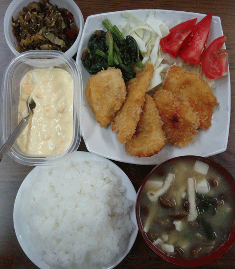 株式会社日食　今日のお昼ごはん　ごはん　味噌汁　チキンカツ　自家製タルタルソース　ほうれん草ソテー　キャベツ　トマト　高菜炒め