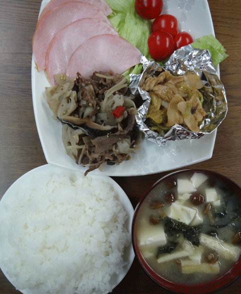 株式会社日食　今日のお昼ごはん　ごはん　味噌汁　牛肉とれんこんとごぼうのきんぴら　春キャベツの豚バラ味噌炒め　ハム　レタス　ミニトマト