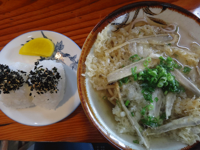 株式会社日食　今日のお昼ごはん　山口県 美祢市東厚保町　七福屋　厚保店　ごぼう天そば　４３０円　おにぎり　１２０円