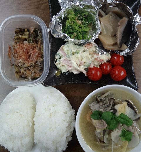 株式会社日食　今日のお昼ごはん　ごはん　豚汁　ポテトサラダ　三つ葉の胡麻和え　新筍の煮物　自家製高菜漬け