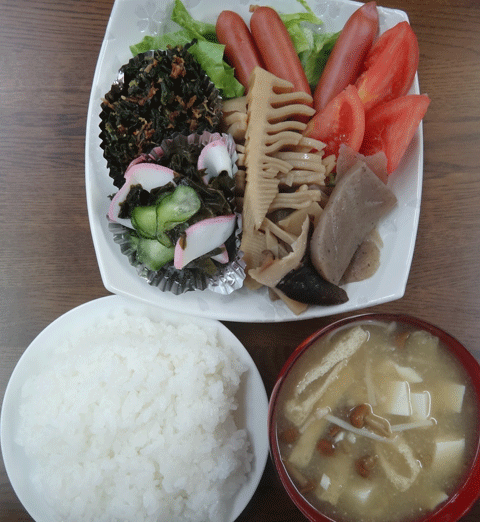 株式会社日食　今日のお昼ごはん　ごはん　味噌汁　新筍の煮物　わかめときゅうりの酢の物　大根葉炒め　ウインナー　トマト　レタス