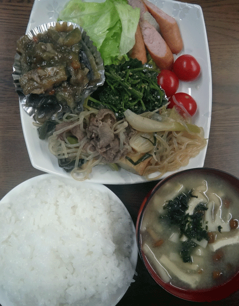 株式会社日食　今日のお昼ごはん　ごはん　味噌汁　すき焼き　麻婆茄子　せりのおひたし　ウインナー　レタス　ミニトマト