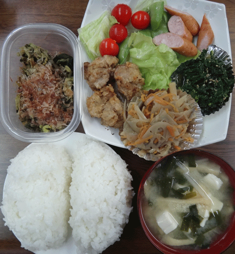 株式会社日食　今日のお昼ごはん　ごはん　味噌汁　唐揚げ　蓮根のきんぴら　小松菜のおひたし　ウインナー　レタス　ミニトマト　自家製高菜漬け