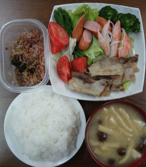 株式会社日食　今日のお昼ごはん　ごはん　味噌汁　焼き豚　サラダ　自家製高菜漬け